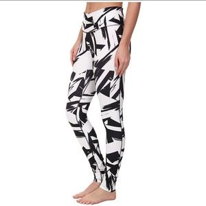 NIKE Dri-Fit Black & White Abstract Leggings xs